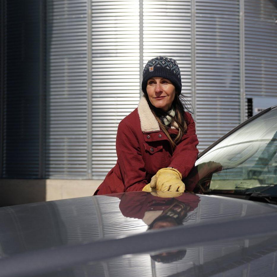 'It feels personal': 好色tv farmers cope with Chinese tariffs on canola and peas